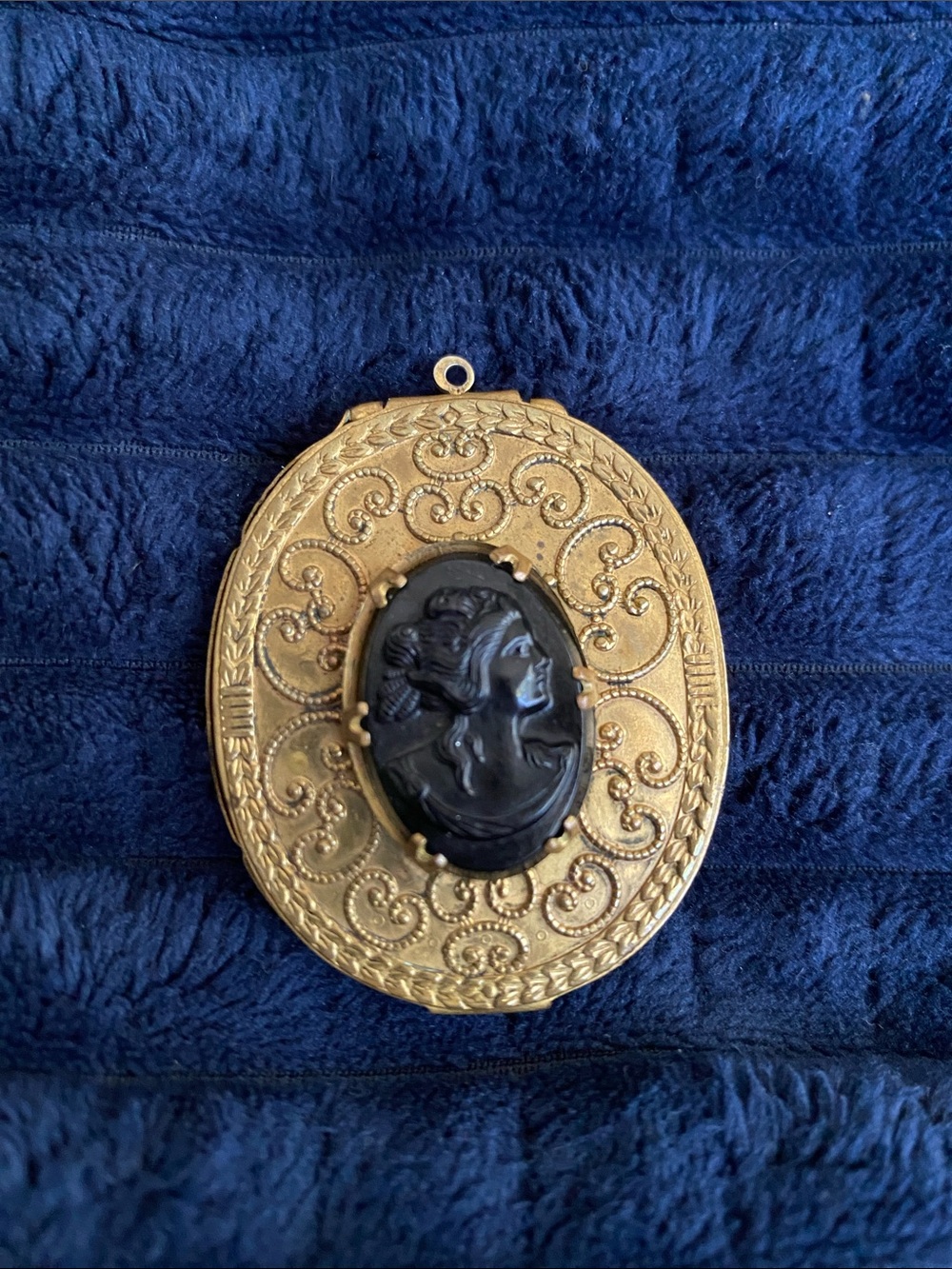 Victorian-Style Gold Cameo Pendant Necklace with Black Profile